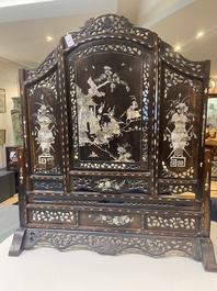 A Chinese mother-of-pearl-inlaid wooden 'Romance of the Three Kingdoms' screen, 19th C.