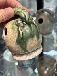 Grande collection de dix-neuf pots &agrave; chaux en gr&egrave;s, Vietnam, 14&egrave;me et post&eacute;rieur