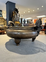 Een groot Chinese bronzen wierookvat op drie poten met 'chilong' handgrepen, Qing Qian Gong 清乾宮 merk, 18e eeuw