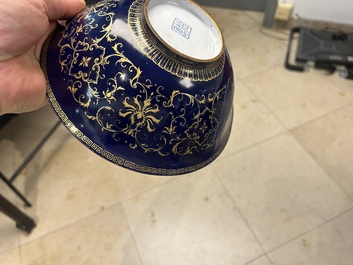 Une paire de bols et une paire de tasses en &eacute;maux de Canton, Chine, marque Ruyi 如意, Qianlong