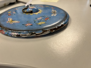 A Chinese Canton enamel circular hand mirror, early 19th C.