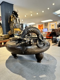 Een groot Chinese bronzen wierookvat op drie poten met 'chilong' handgrepen, Qing Qian Gong 清乾宮 merk, 18e eeuw