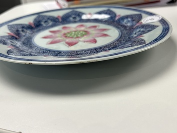 Assiette en porcelaine de Chine famille rose &agrave; d&eacute;cor de lotus pour le march&eacute; Sud-Est asiatique et une assiette &agrave; d&eacute;cor papillons, Yongzheng/Qianlong
