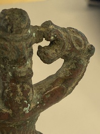 Een verzameling van 3 bronzen bijlen, een spiegel en een antropomorf idool met 2 drakenkoppen, Luristan, 2000 v.C. en eerder