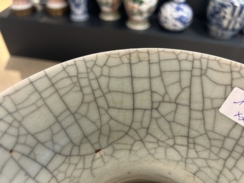 Un vase de forme 'gu' en porcelaine de Chine de type 'ge' et un bol &agrave; &eacute;mail 'fer rouille', 19&egrave;me