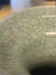 Vase en porcelaine de Chine de type 'ge' sur socle en bois, 19/20&egrave;me