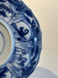 Vier Chinese blauw-witte koppen en schotels en een Imari-stijl scheerkom, Kangxi Qianlong