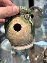 Grande collection de dix-neuf pots &agrave; chaux en gr&egrave;s, Vietnam, 14&egrave;me et post&eacute;rieur