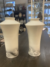 Nishiura Enji (1856-1914): Paire de vases en porcelaine du Japon &agrave; d&eacute;cor de cascades, 19/20&egrave;me