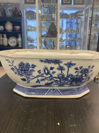 A Chinese blue and white covered tureen, a dish and four plates, Qianlong