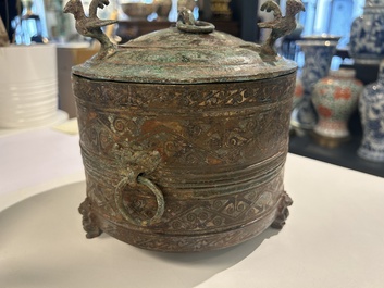 Een zeldzame Chinese archa&iuml;sche met zilver ingelegde bronzen cosmetica doos en deksel, 'lian', Westelijke Han