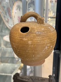 Grande collection de dix-neuf pots &agrave; chaux en gr&egrave;s, Vietnam, 14&egrave;me et post&eacute;rieur