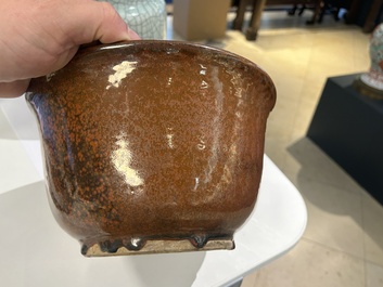 A Chinese ge-type 'gu' vase and an iron-rust-glazed bowl, 19th C.