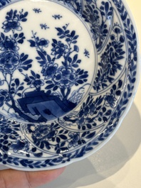 Douze tasses et soucoupes en porcelaine de Chine en bleu et blanc &agrave; d&eacute;cor floral, marque de jade, Kangxi