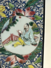 Een vierkante Chinese famille rose vaas en sokkel met verguld bronzen montuur, Yongzheng