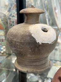 Grande collection de dix-neuf pots &agrave; chaux en gr&egrave;s, Vietnam, 14&egrave;me et post&eacute;rieur