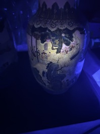 Paire de beaux vases de forme lanterne en porcelaine de Chine famille rose &agrave; d&eacute;cor des 'cent gar&ccedil;ons', marque Yan Xi Tong He 燕囍同和, R&eacute;publique