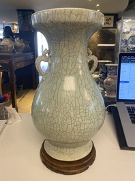 Vase en porcelaine de Chine de type 'ge' sur socle en bois, 19/20&egrave;me