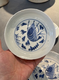 Cinq coupes aux crevettes en porcelaine de Chine en bleu et blanc de type ko-sometsuke pour le Japon, Tianqi