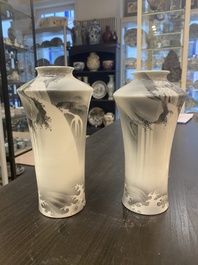 Nishiura Enji (1856-1914): Paire de vases en porcelaine du Japon &agrave; d&eacute;cor de cascades, 19/20&egrave;me