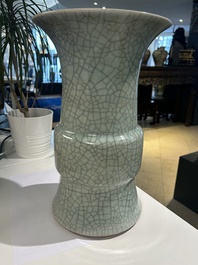 Un vase de forme 'gu' en porcelaine de Chine de type 'ge' et un bol &agrave; &eacute;mail 'fer rouille', 19&egrave;me