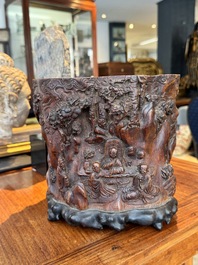 Grand pot &agrave; pinceaux en bois huanghuali sculpt&eacute; &agrave; d&eacute;cor tao&iuml;ste, Chine, 17/18&egrave;me