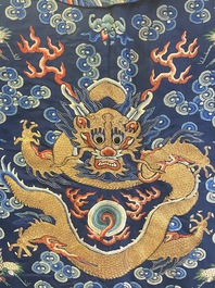 Robe en soie &agrave; fond bleu brod&eacute;e de fils d'or &agrave; d&eacute;cor de dragon, Chine, 19&egrave;me