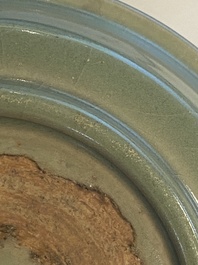 Lave-pinceaux en porcelaine de Chine c&eacute;ladon de Longquan &agrave; d&eacute;cor incis&eacute; de poissons, Ming