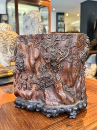 Grand pot &agrave; pinceaux en bois huanghuali sculpt&eacute; &agrave; d&eacute;cor tao&iuml;ste, Chine, 17/18&egrave;me