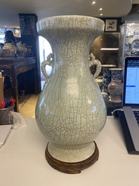 Vase en porcelaine de Chine de type 'ge' sur socle en bois, 19/20&egrave;me