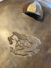 Grand br&ucirc;le-parfum tripode en bronze aux anses en forme de chilong, marque Qing Qian Gong 清乾宮, Chine, 18&egrave;me