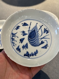 Cinq coupes aux crevettes en porcelaine de Chine en bleu et blanc de type ko-sometsuke pour le Japon, Tianqi