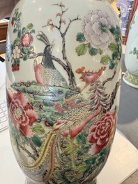 Paire de vases en porcelaine de Chine famille rose &agrave; d&eacute;cor d'oiseaux parmi des branches fleuries, marque de Qianlong, R&eacute;publique
