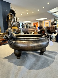 Een groot Chinese bronzen wierookvat op drie poten met 'chilong' handgrepen, Qing Qian Gong 清乾宮 merk, 18e eeuw