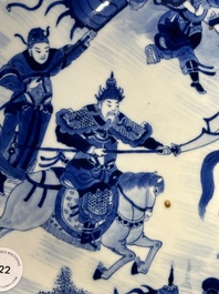 Een Chinese blauw-witte schotel met strijders te paard, 19e eeuw