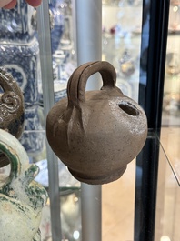 Grande collection de dix-neuf pots &agrave; chaux en gr&egrave;s, Vietnam, 14&egrave;me et post&eacute;rieur