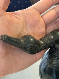 Een Chinees archa&iuml;sch bronzen wijnvat in de vorm van een gans, Song