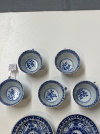 Vijf Chinese blauw-witte koppen en vier schotels met jongens die een vaas dragen, Kangxi merk, Guangxu