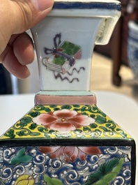 Een vierkante Chinese famille rose vaas en sokkel met verguld bronzen montuur, Yongzheng