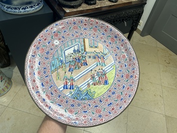 Grand plat en &eacute;maux de Canton &agrave; d&eacute;cor narratif, Chine, 19&egrave;me