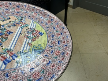 Grand plat en &eacute;maux de Canton &agrave; d&eacute;cor narratif, Chine, 19&egrave;me