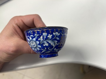 Une paire de bols et une paire de tasses en &eacute;maux de Canton, Chine, marque Ruyi 如意, Qianlong