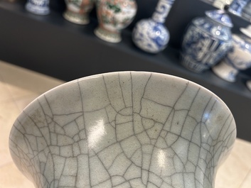 Un vase de forme 'gu' en porcelaine de Chine de type 'ge' et un bol &agrave; &eacute;mail 'fer rouille', 19&egrave;me