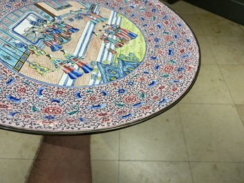 Grand plat en &eacute;maux de Canton &agrave; d&eacute;cor narratif, Chine, 19&egrave;me