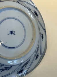 Douze tasses et soucoupes en porcelaine de Chine en bleu et blanc &agrave; d&eacute;cor floral, marque de jade, Kangxi