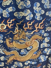 Robe en soie &agrave; fond bleu brod&eacute;e de fils d'or &agrave; d&eacute;cor de dragon, Chine, 19&egrave;me