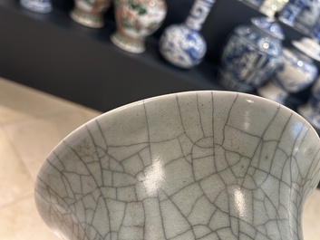 Un vase de forme 'gu' en porcelaine de Chine de type 'ge' et un bol &agrave; &eacute;mail 'fer rouille', 19&egrave;me