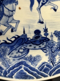 Plat en porcelaine de Chine en bleu et blanc &agrave; d&eacute;cor de guerriers &agrave; cheval, 19&egrave;me