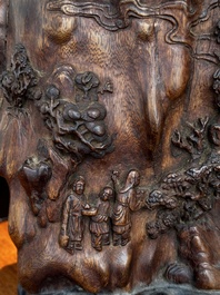 Grand pot &agrave; pinceaux en bois huanghuali sculpt&eacute; &agrave; d&eacute;cor tao&iuml;ste, Chine, 17/18&egrave;me