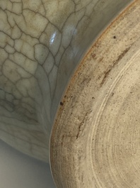 Vase en porcelaine de Chine de type 'ge' sur socle en bois, 19/20&egrave;me